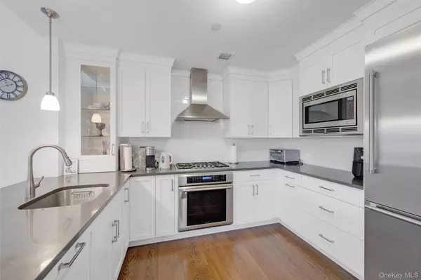 Larchmont, NY 10538,10 Byron Place #515