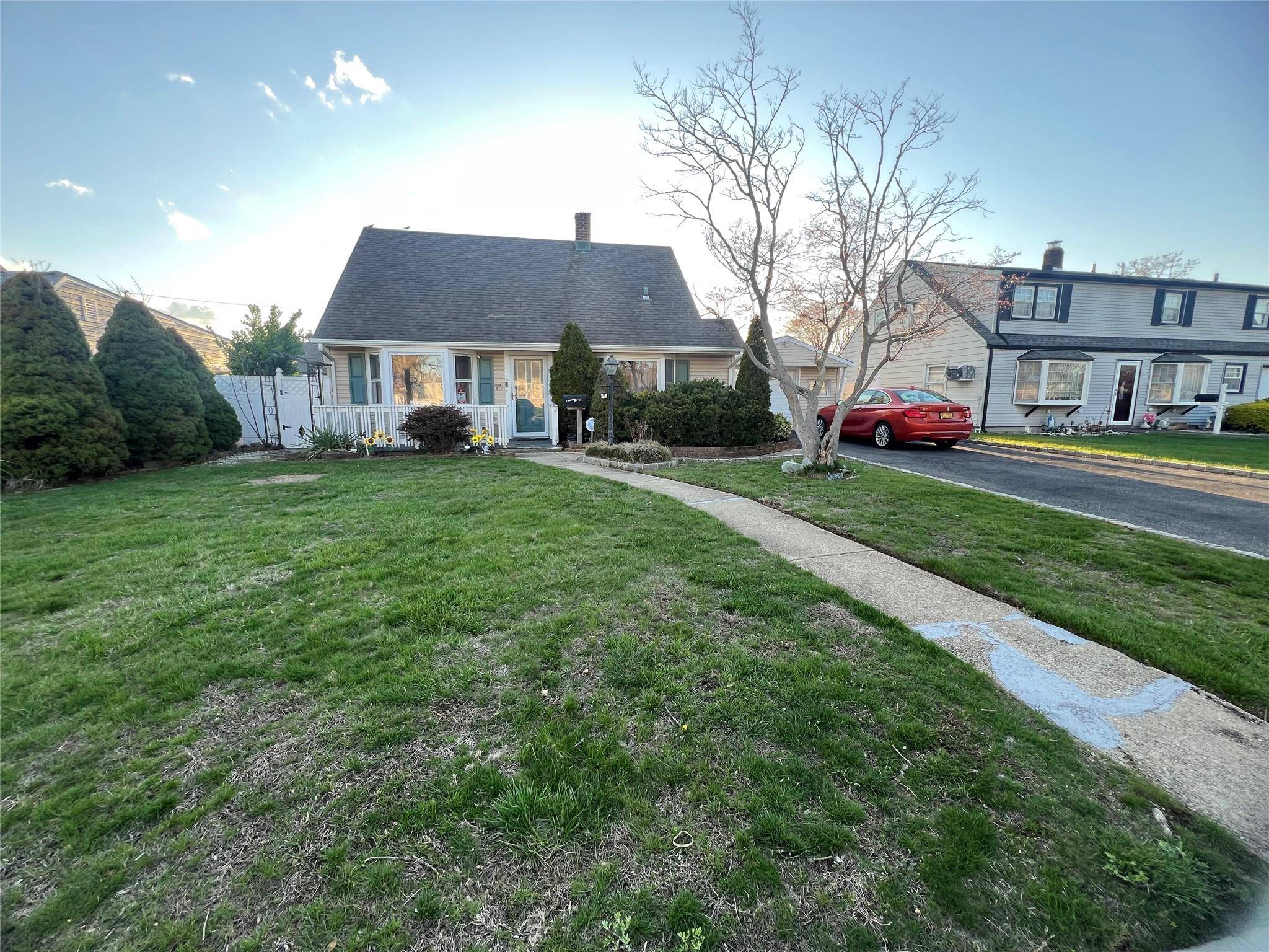 70 Ridge LN, Levittown, NY 11756