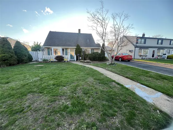70 Ridge LN, Levittown, NY 11756