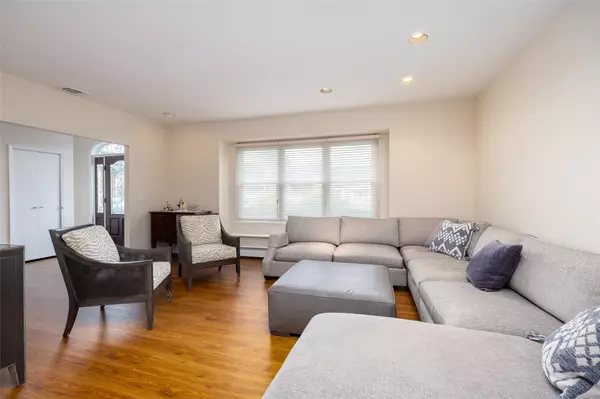 Plainview, NY 11803,17 Carol ST
