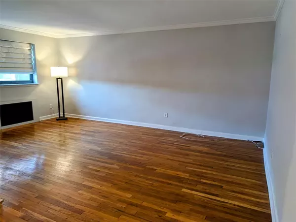 Farmingdale, NY 11735,25 Elizabeth St #1W