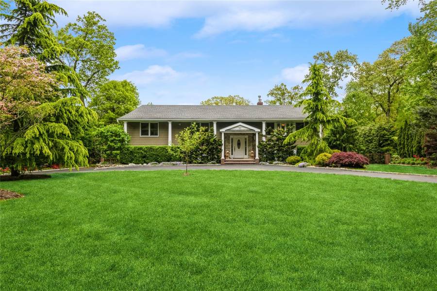 3 lori, Woodbury, NY 11797