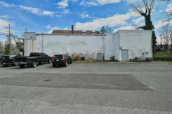 Huntington, NY 11743,195 Main ST