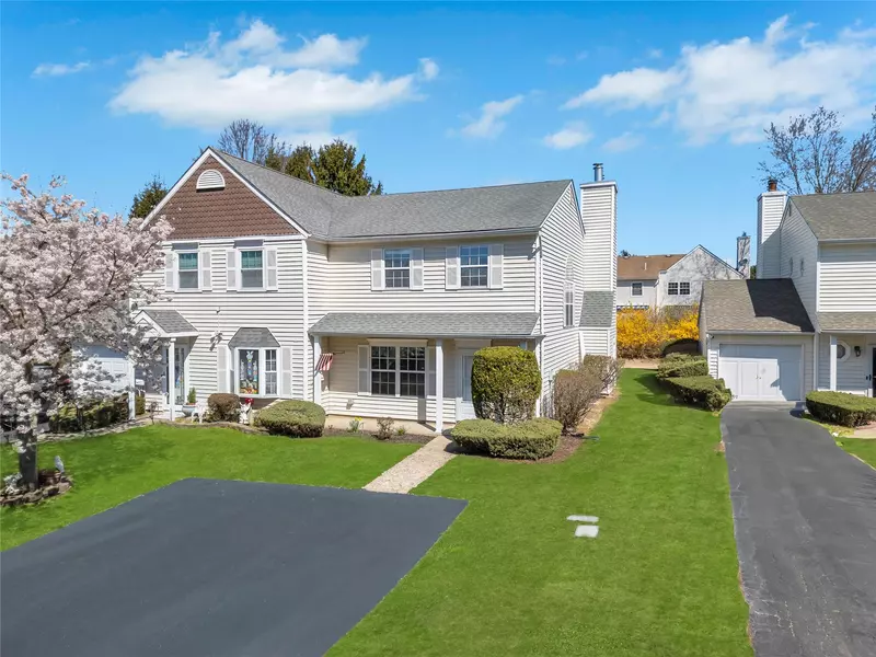 3 Peacock PATH, Coram, NY 11727