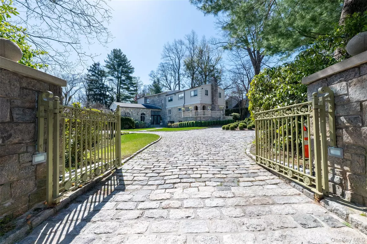 Scarsdale, NY 10583,16 High Point LN