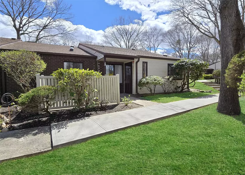 91 Birchwood RD, Coram, NY 11727