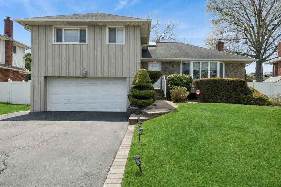 15 Mesa RD, Syosset, NY 11791