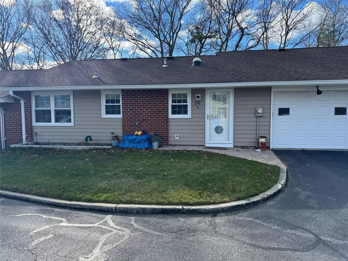Ridge, NY 11961,256 newcastle CT #B