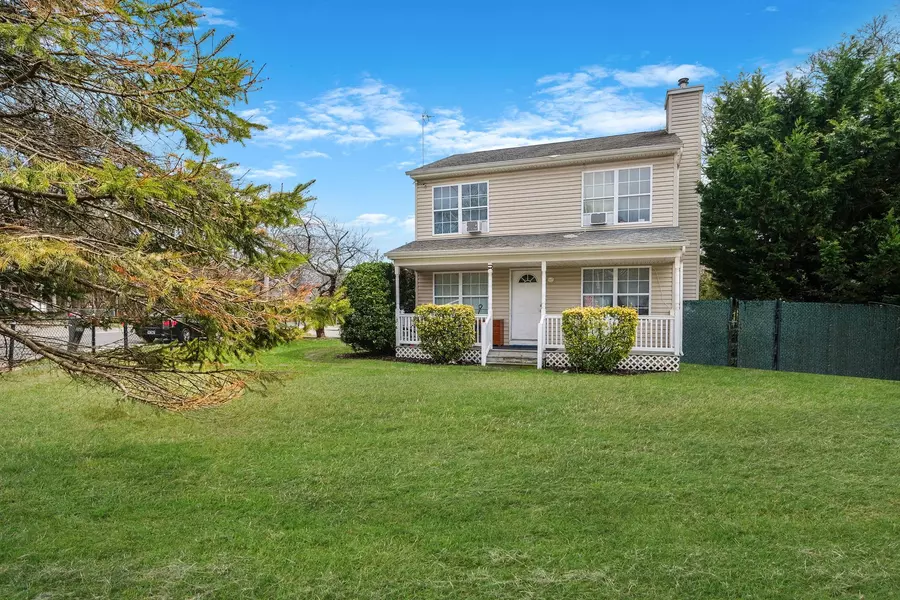 72 Eleanor AVE, Mastic, NY 11950