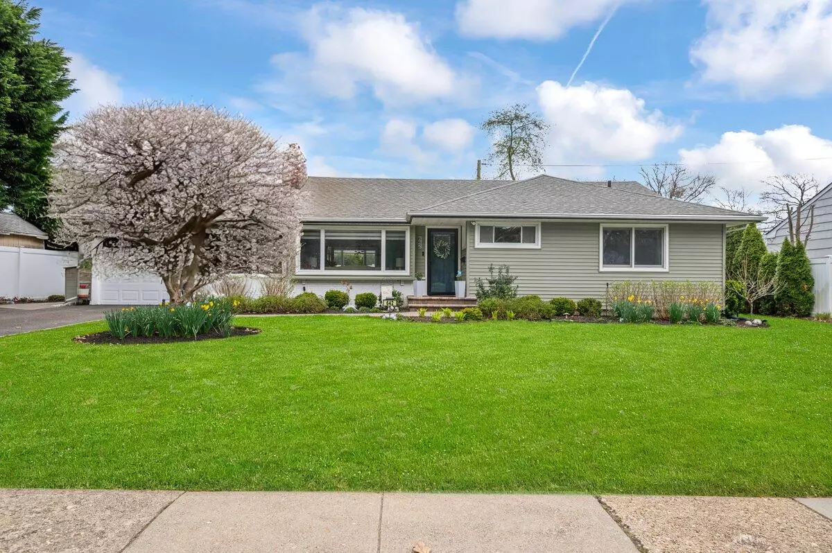 Westbury, NY 11590,642 Salisbury Park DR