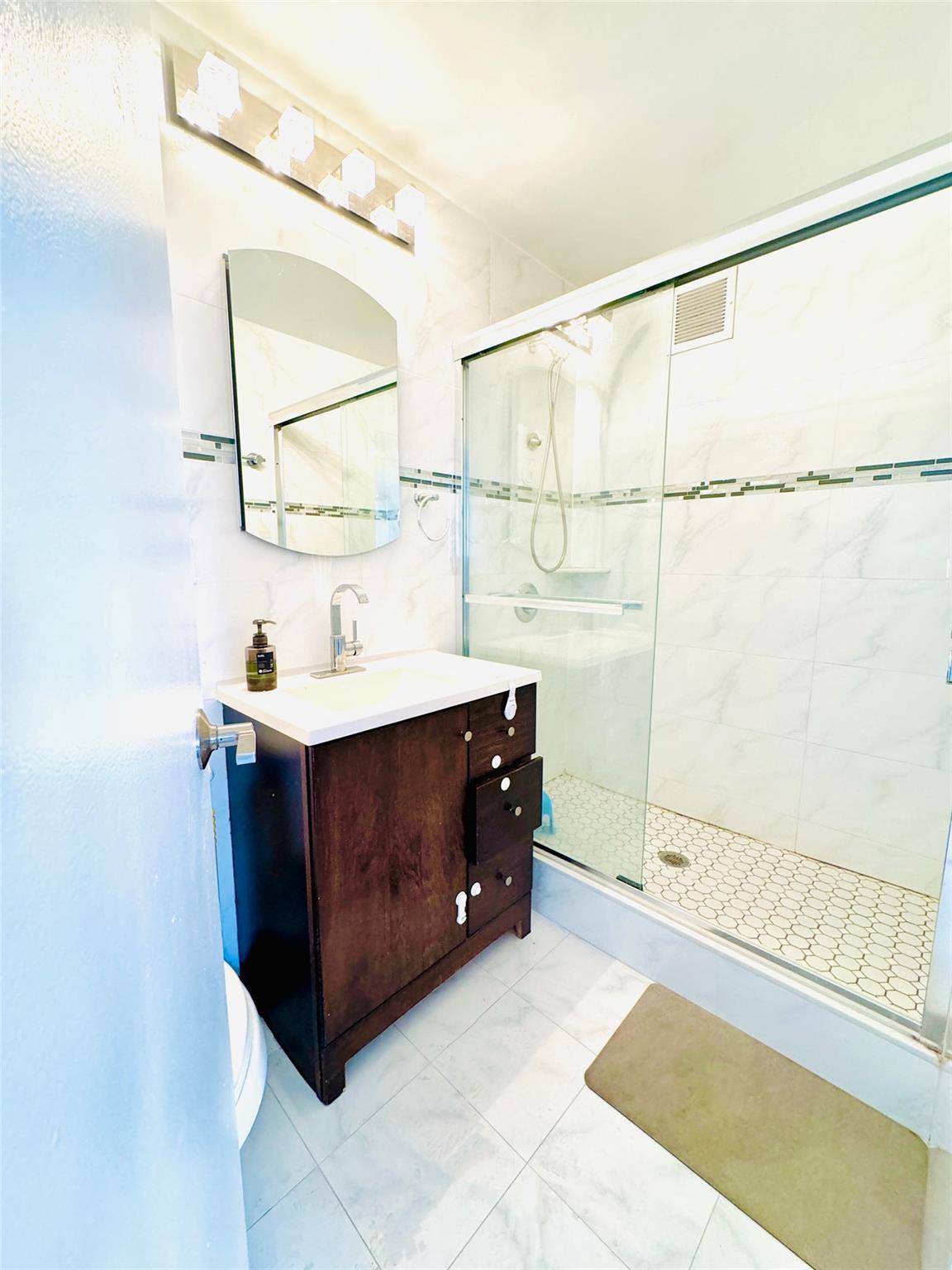 Flushing, NY 11355,138-35 Elder AVE #9E