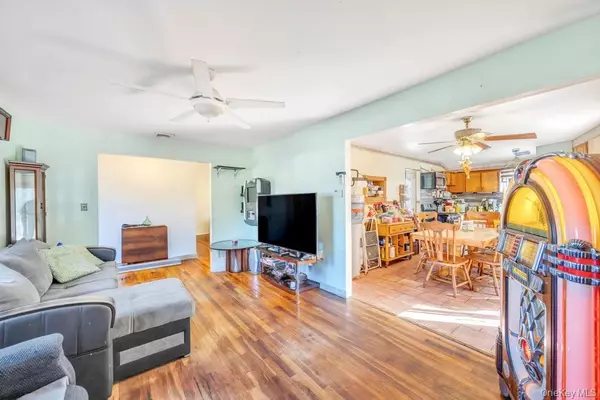 Brentwood, NY 11717,14 Urn CT