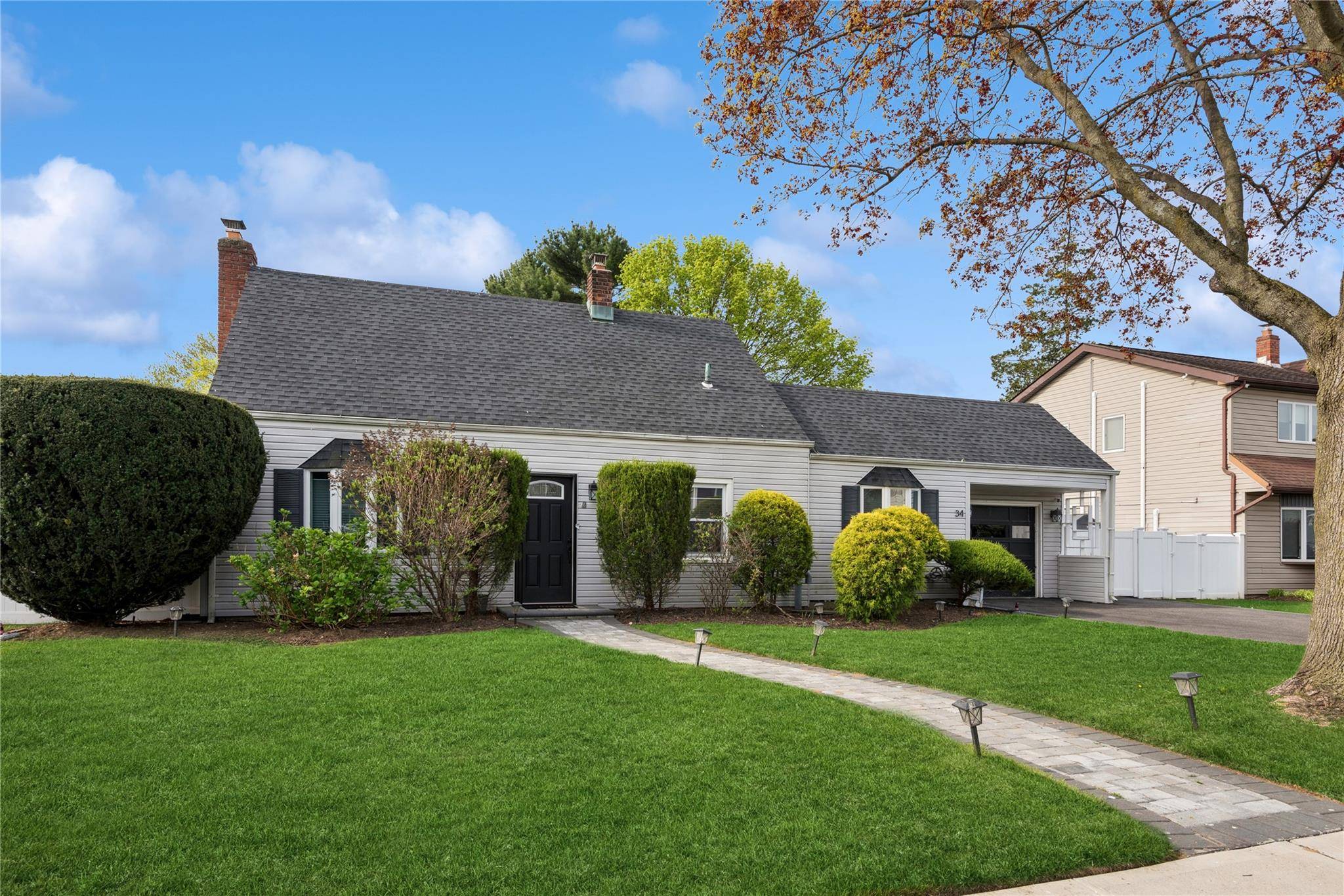 34 Chase LN, Levittown, NY 11756