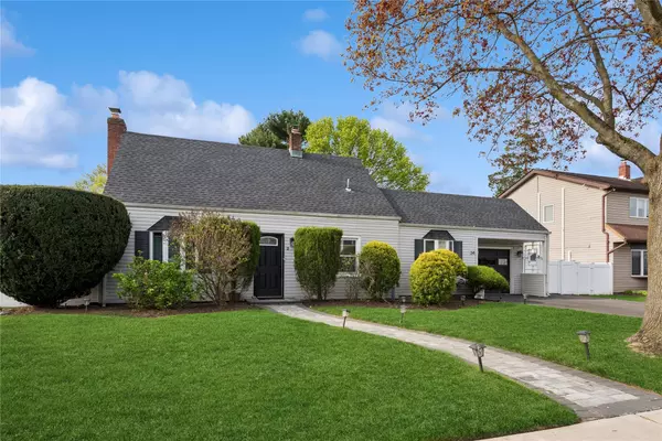 34 Chase LN, Levittown, NY 11756