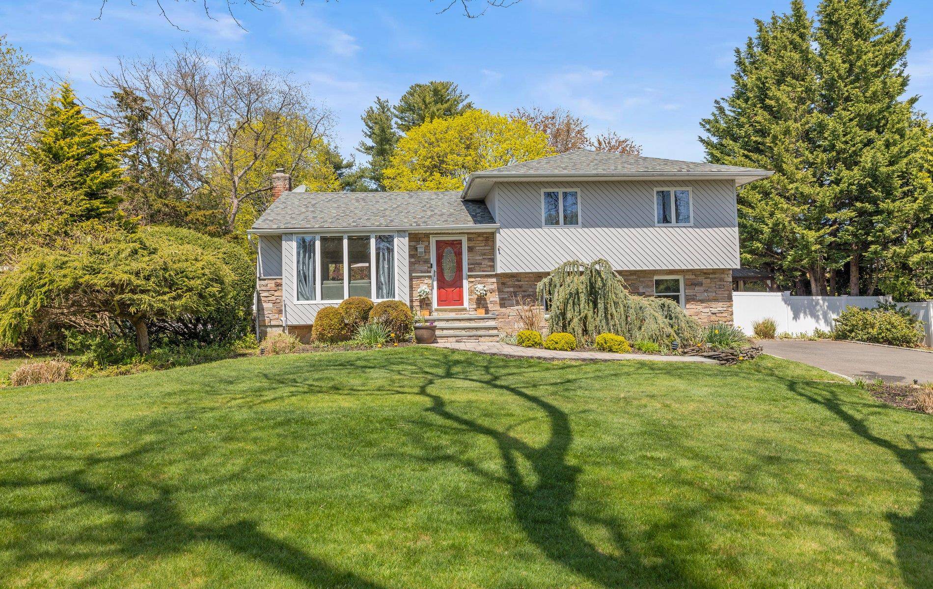 27 Bea AVE, East Northport, NY 11731