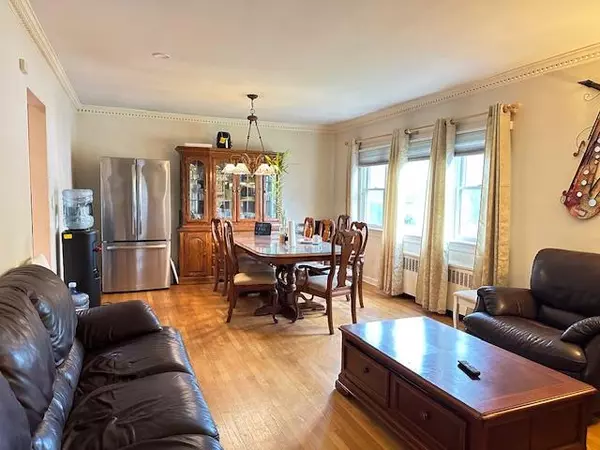 Rockville Centre, NY 11570,86 Voorhis AVE