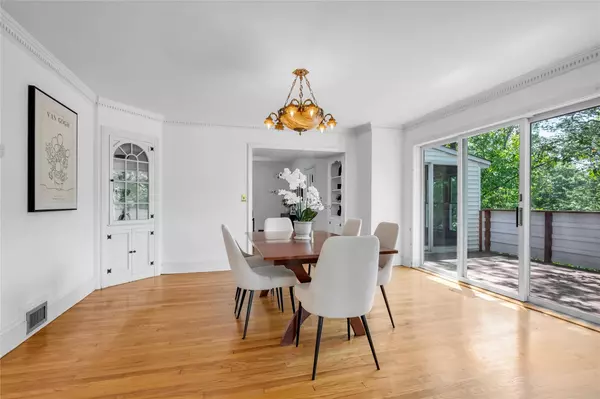 Port Washington, NY 11050,9 Chelsea DR