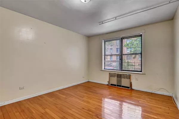 Elmhurst, NY 11373,4405 Macnish ST #1B