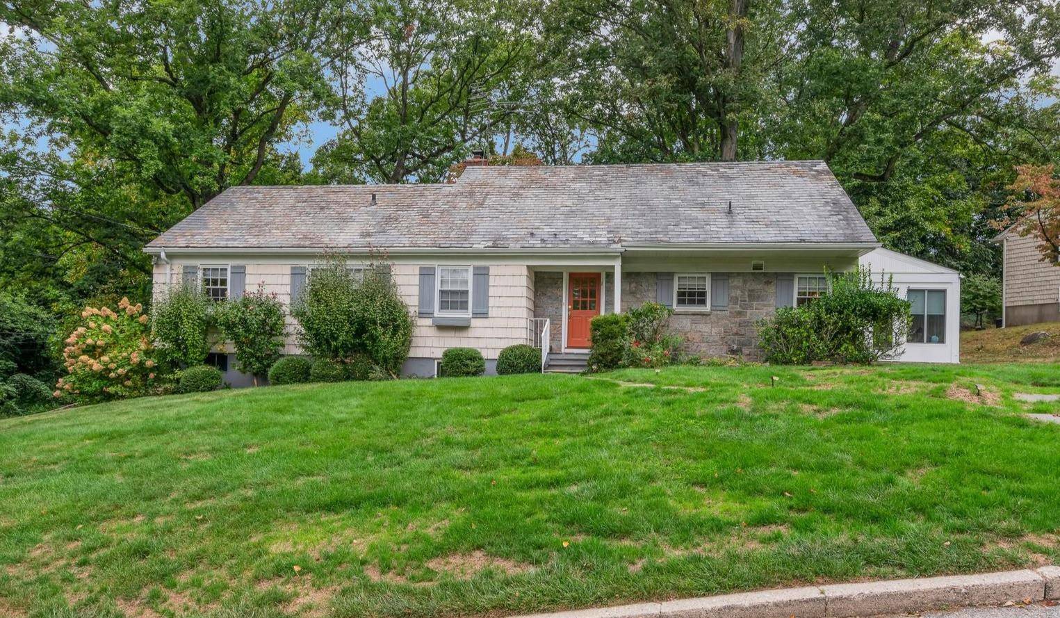 8 Richmond LN, New Rochelle, NY 10804