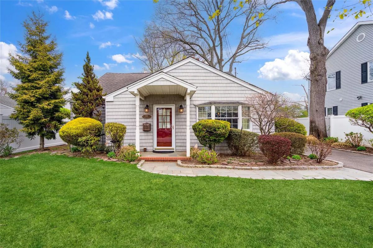 Massapequa, NY 11758,572 Forest AVE