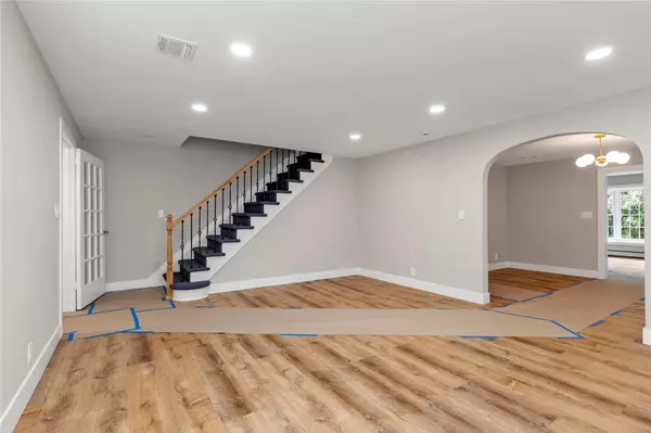 Rockville Centre, NY 11570,14 Dover CT
