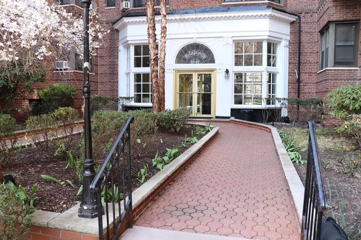 Forest Hills, NY 11375,69-40 Yellowstone BLVD #207