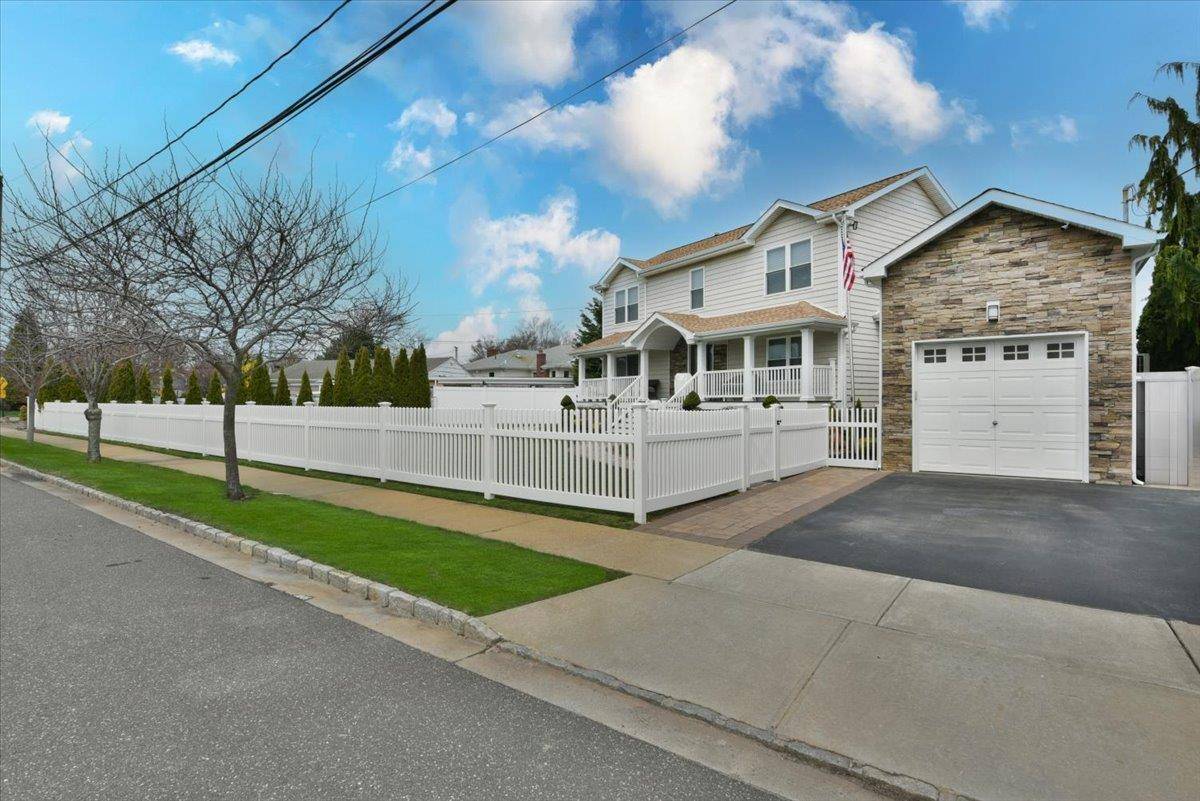 Massapequa, NY 11758,3 Neptune PL