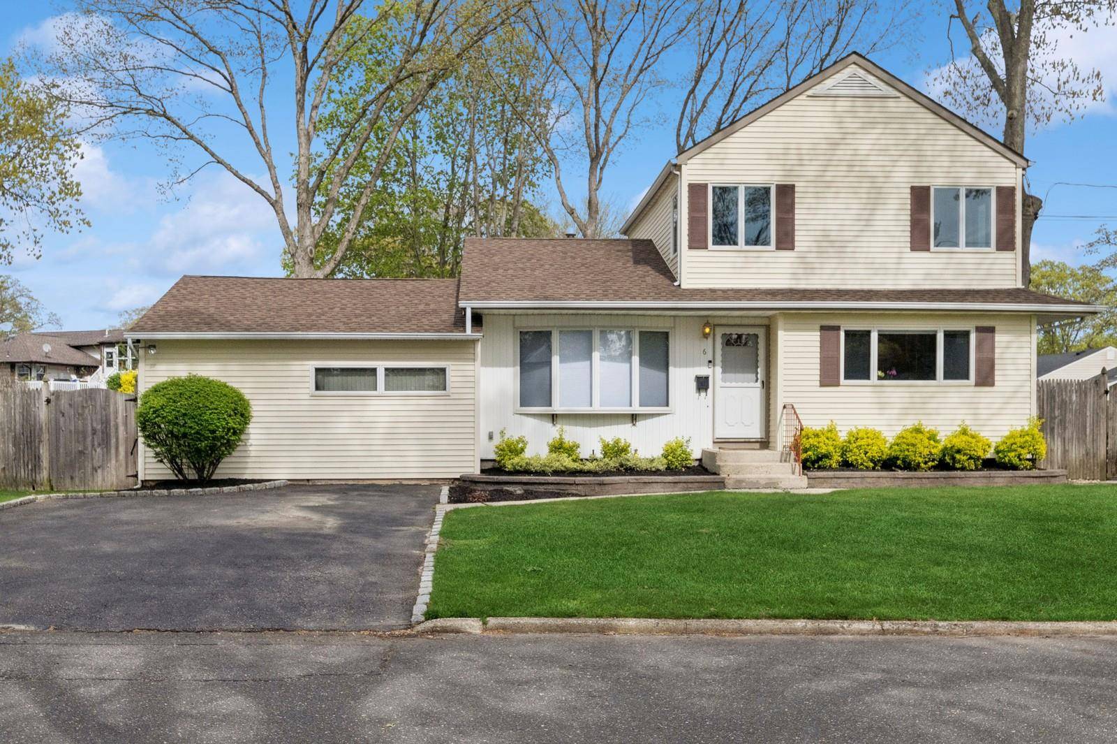 East Northport, NY 11731,6 E Haven LN