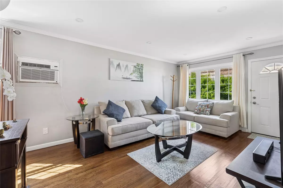 New Hyde Park, NY 11040,4 N 10th ST