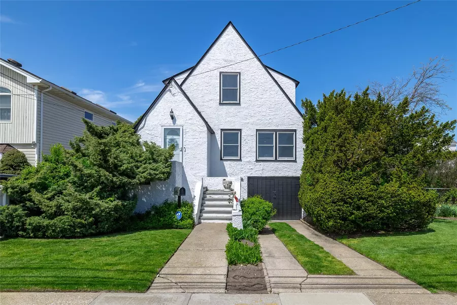 1020 Sunset AVE, Island Park, NY 11558