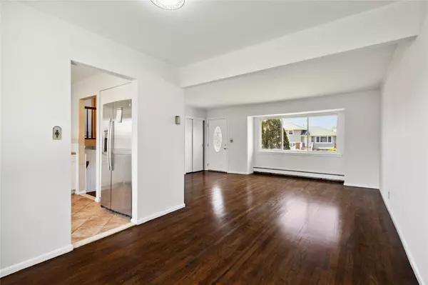 Plainview, NY 11803,8 Spector LN