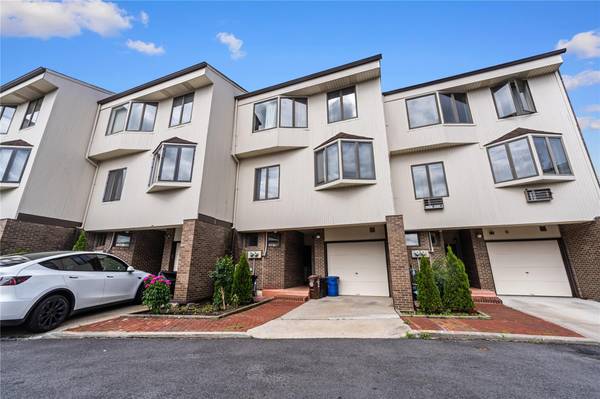 120-06 Riviera Ct #17B, College Point, NY 11356