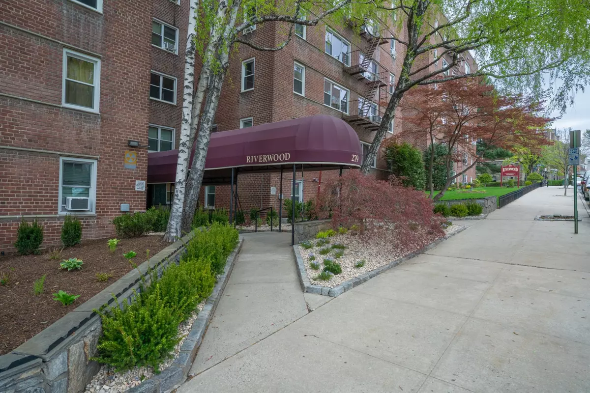 Yonkers, NY 10701,279 N Broadway #8N
