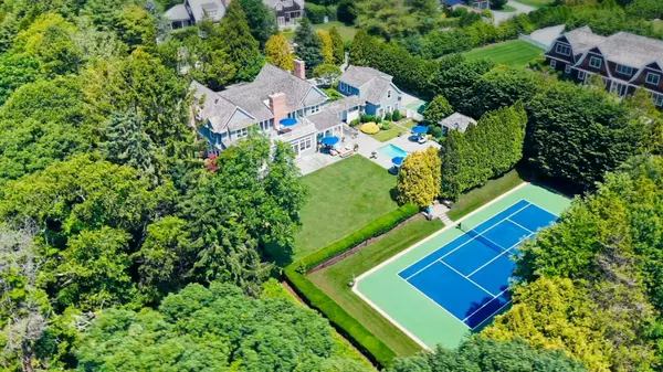 East Hampton, NY 11937,327 Georgica RD