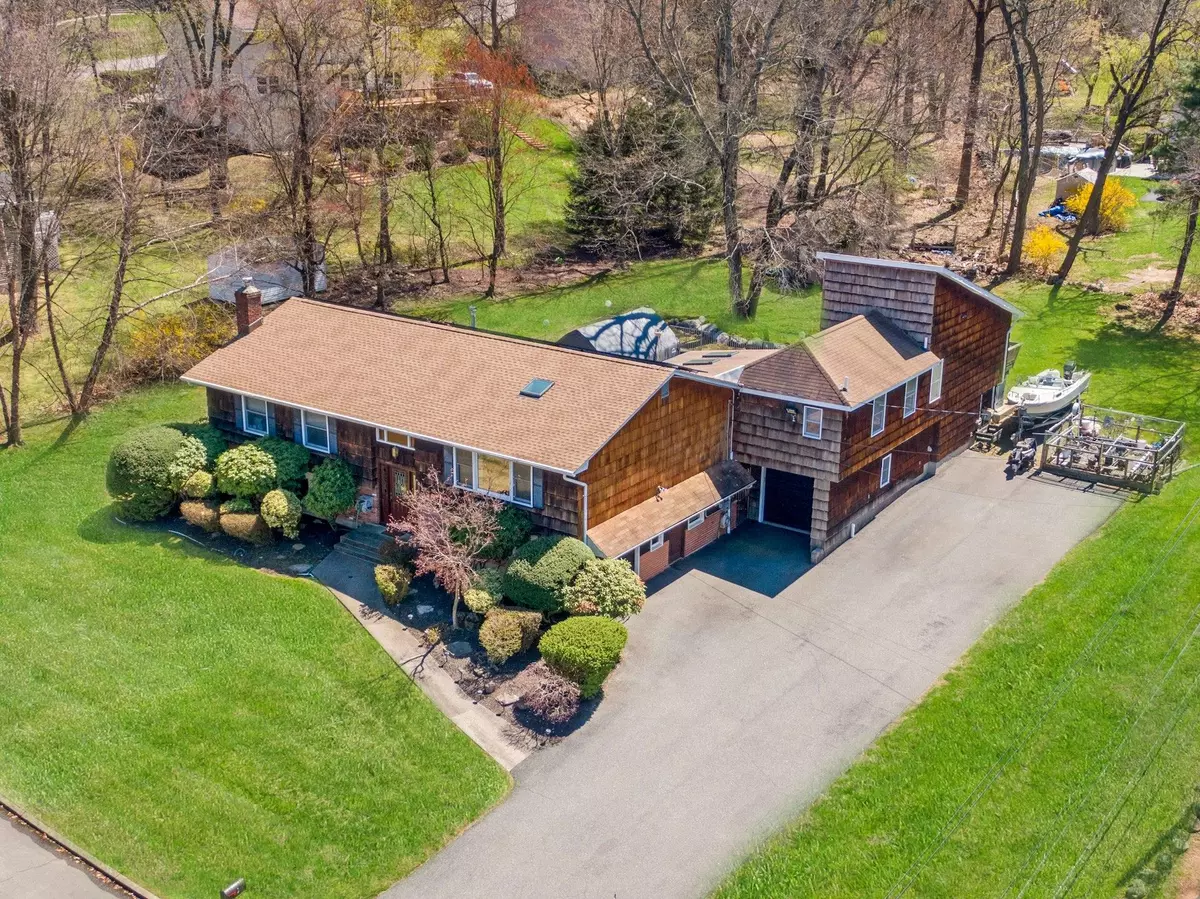 Valley Cottage, NY 10989,2 Aura DR