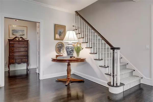 Locust Valley, NY 11560,11 Morgan LN