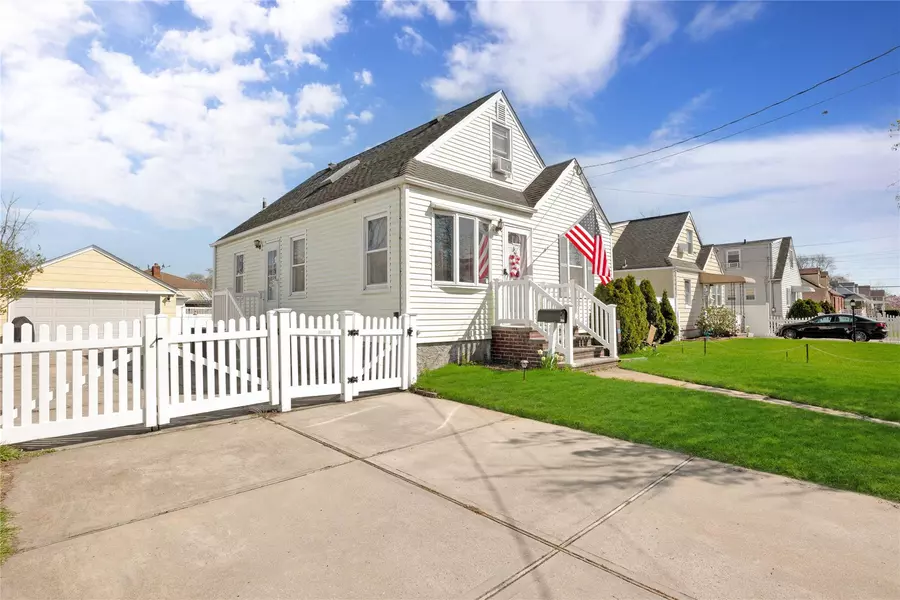 35 Franklin ST, Elmont, NY 11003