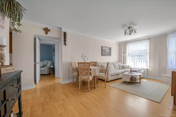 Kew Garden Hills, NY 11367,141-45 78th RD #3A