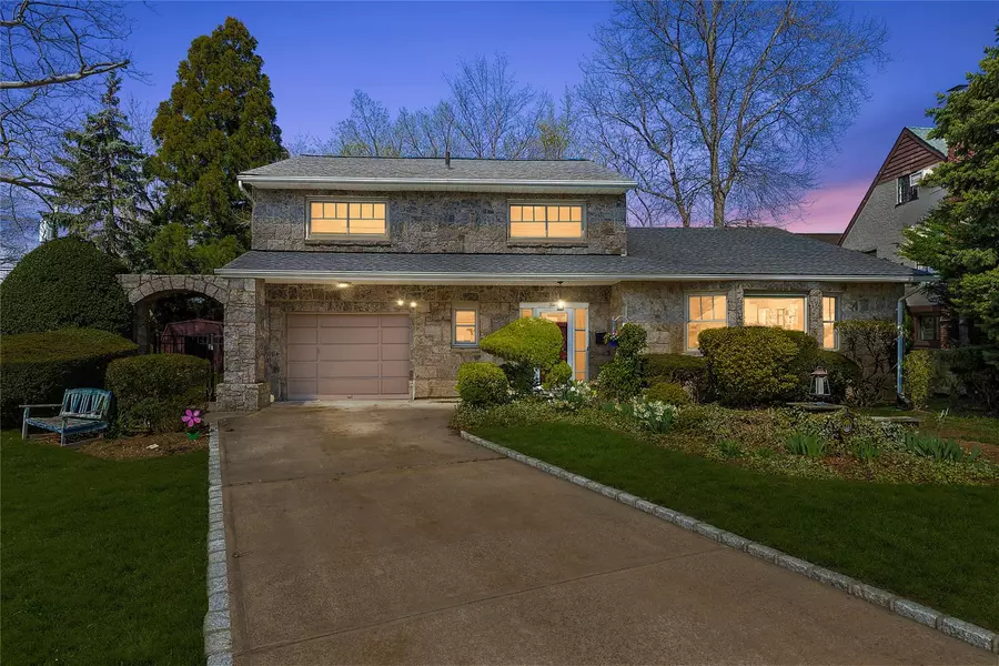 4 Oxford PL, Rockville Centre, NY 11570