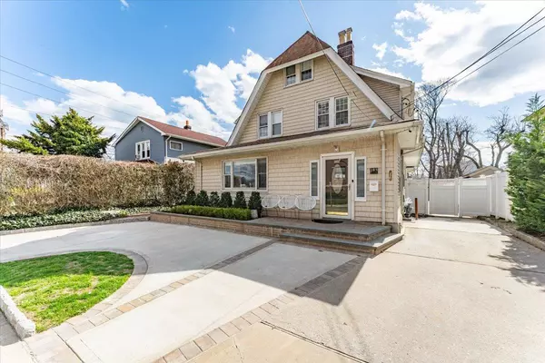 Woodmere, NY 11598,205 Club DR