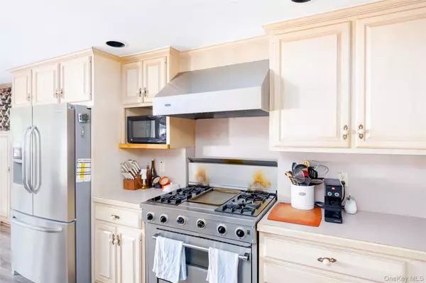 Center Moriches, NY 11934,60A Union AVE