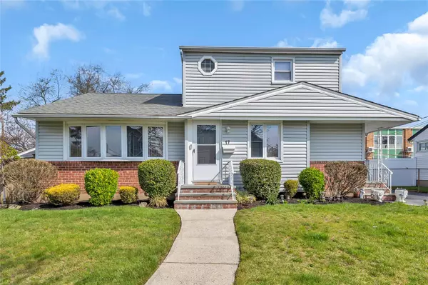 17 Columbia RD, Hicksville, NY 11801