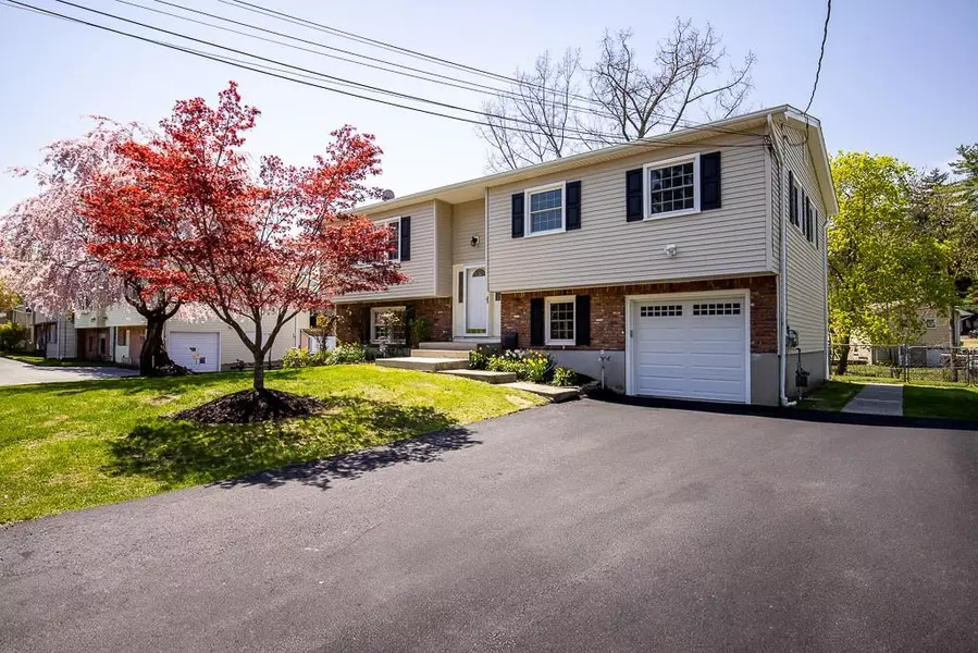 8 Jackson DR, Stony Point, NY 10980