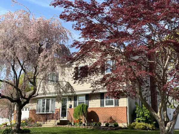 West Babylon, NY 11704,39 Rosella CT