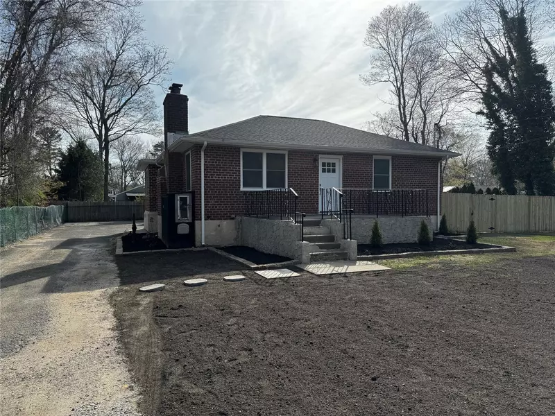 16 Holly LN, Shirley, NY 11967