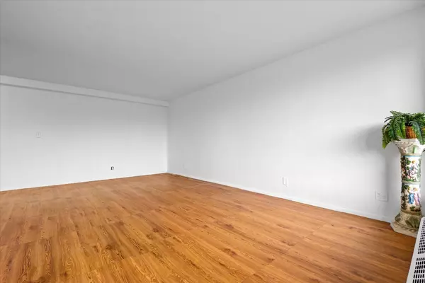 Glendale, NY 11385,90-60 Union TPKE #9E