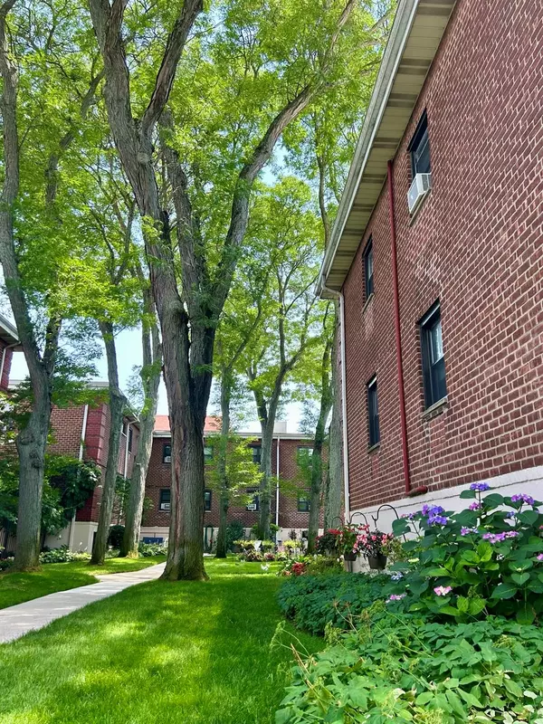 Floral Park, NY 11001,91 Tulip AVE #Rose GL-1