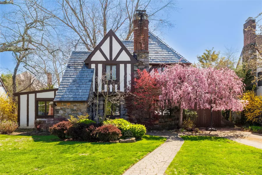 31 Rugby RD, Rockville Centre, NY 11570