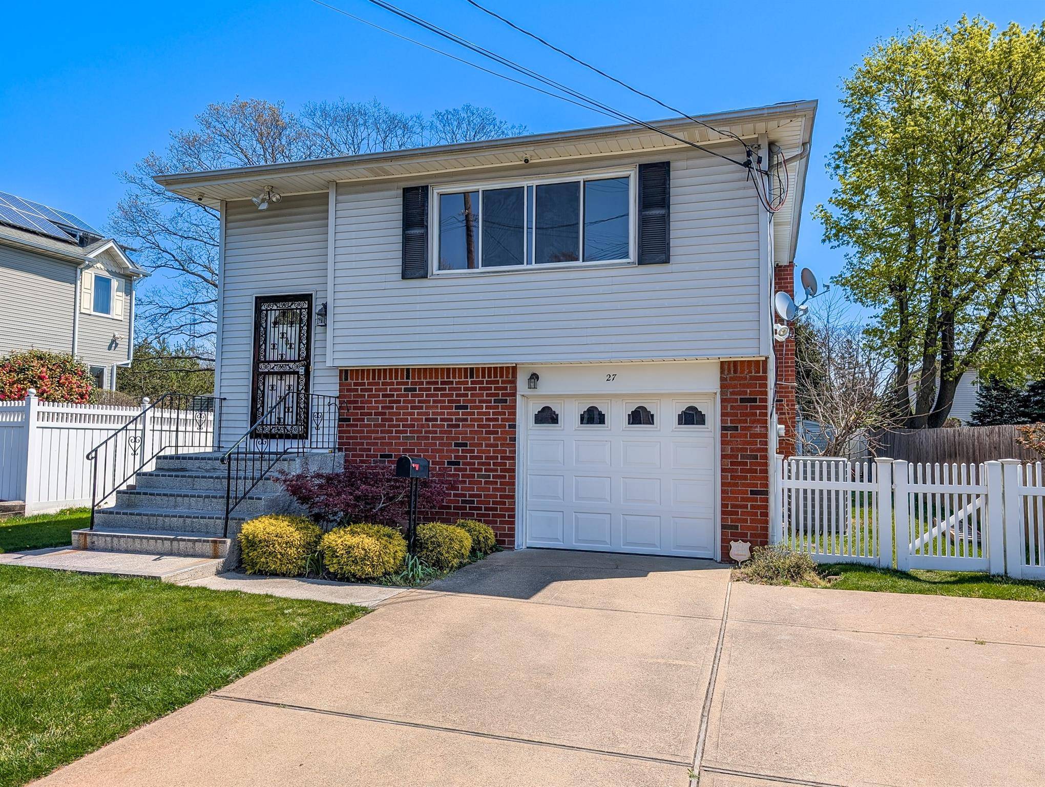27 Lafayette RD, West Babylon, NY 11704