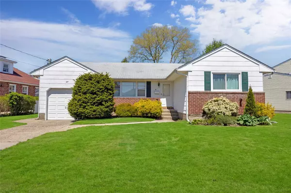 1 Magenta ST, Hicksville, NY 11801
